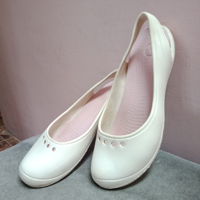 Sepatu Slip On Putih Karet By Crocs Fesyen Wanita Sepatu Di Carousell