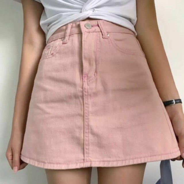 cute outfits with pink jeans