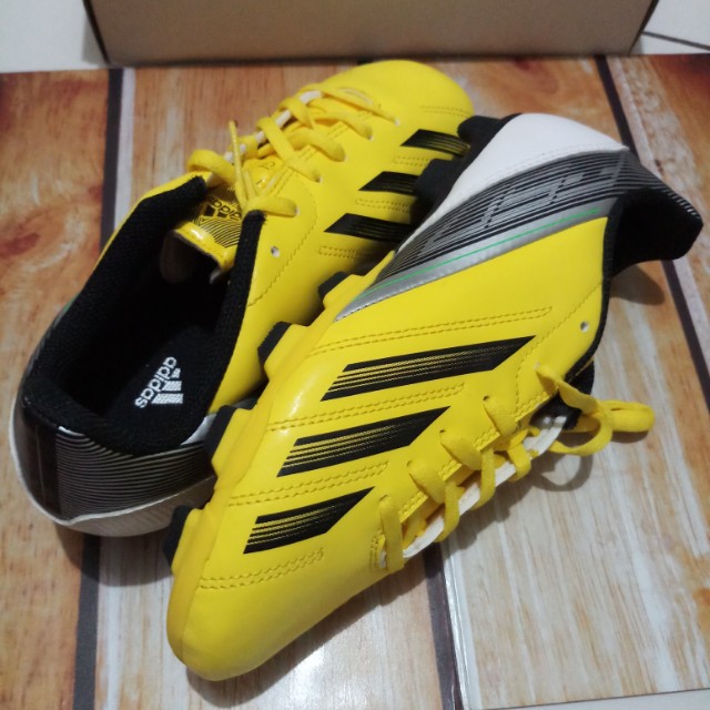 Sepatu bola outlet adidas f5
