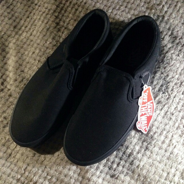 vans slip on triple black