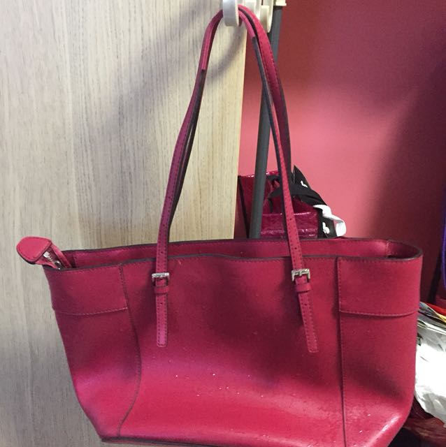 Red purse new arrivals guess