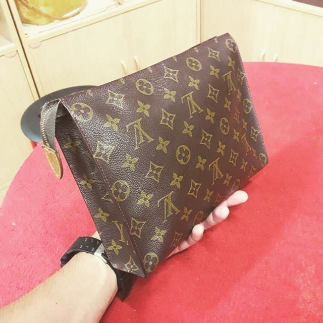 Authentic Louis Vuitton Monogram Clutch Bag, Men's Fashion, Bags, Belt bags,  Clutches and Pouches on Carousell