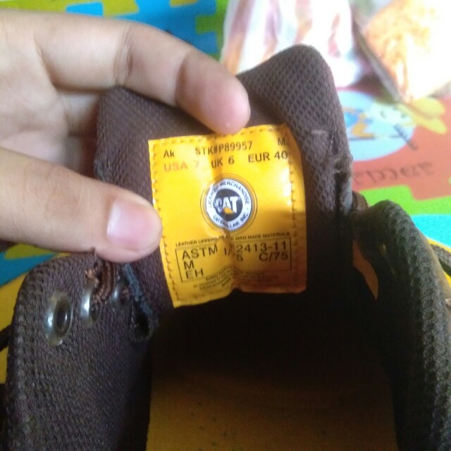 Sepatu Caterpillar Original Bekas Belum Pernah Di Pakai Fesyen Pria Sepatu Di Carousell