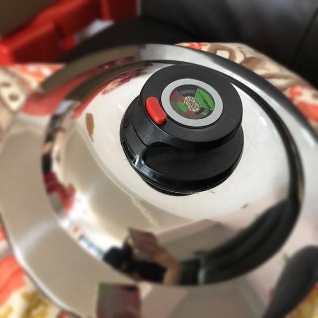 AMC 20cm PRESSURE COOKER LID, TV & Home Appliances, Kitchen Appliances