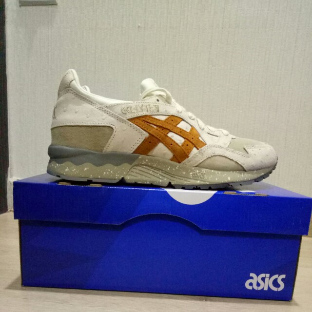 Asics Gel-Lyte V Slight White/Cathay Spice (Category: Sneakers) located in Singapore. Submitted by chuajinjie (Listing ID 152992020, Image 3). Description: Asics Gel-Lyte V Slight White/Cathay Spice Size: US 8.5(men), UK 7.5 Condition: Never been worn Why I'm selling: Doesn't really suit me, so I'm just here to sell it to someone who loves it more than I do lol. Price is negotiable..