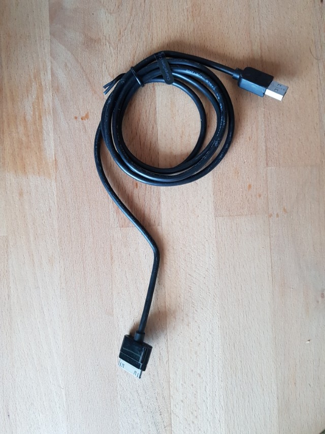 Ipod cable (Category: Portable Audio Accessories) located in Singapore. Submitted by wayne.ho3 (Listing ID 153039217, Image 2). Description: .