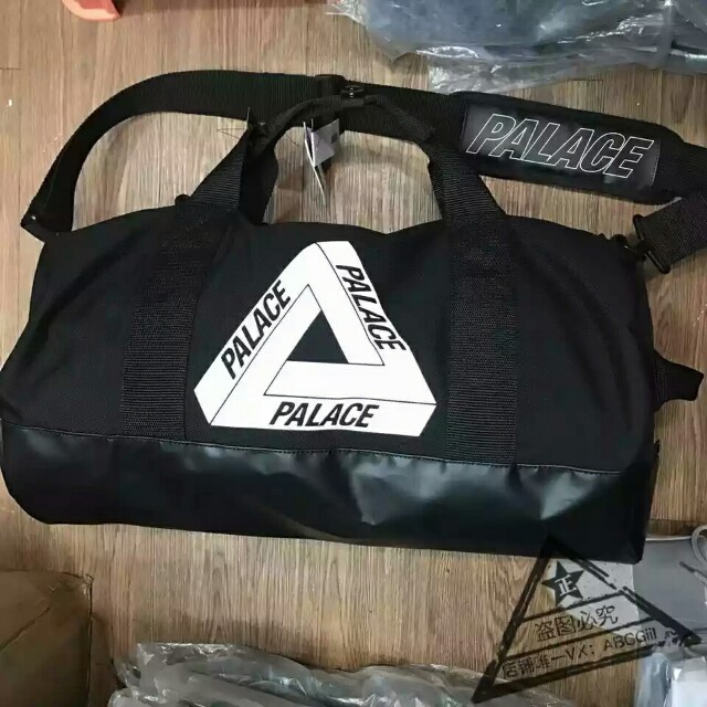 Palace shop barrel bag