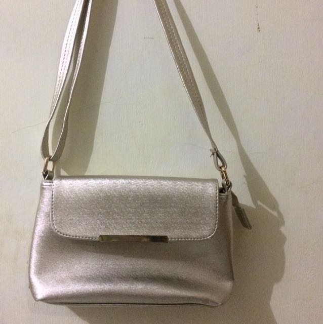 Tas Warna Gold Fesyen Wanita Tas Dompet Di Carousell