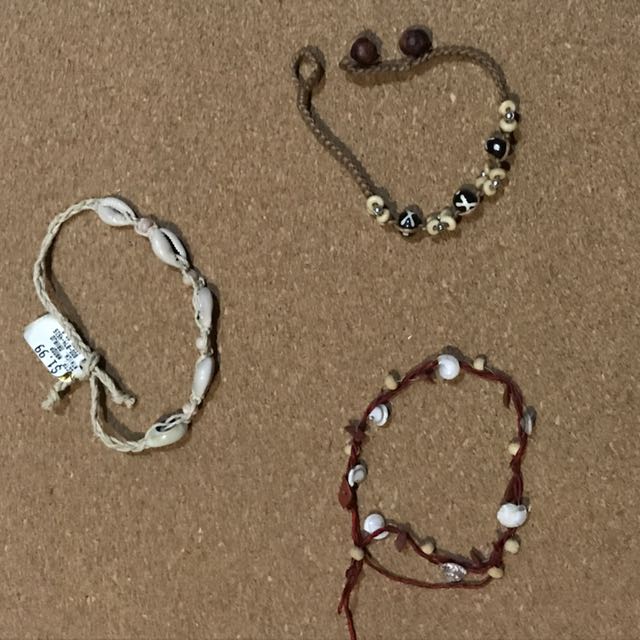 assorted seashell bracelets (Category: Bracelets) located in Singapore. Submitted by _lemonadeinc (Listing ID 153534985, Image 1). Description: super super pretty purchased overseas, never got to wear them :( please help me clear!! .