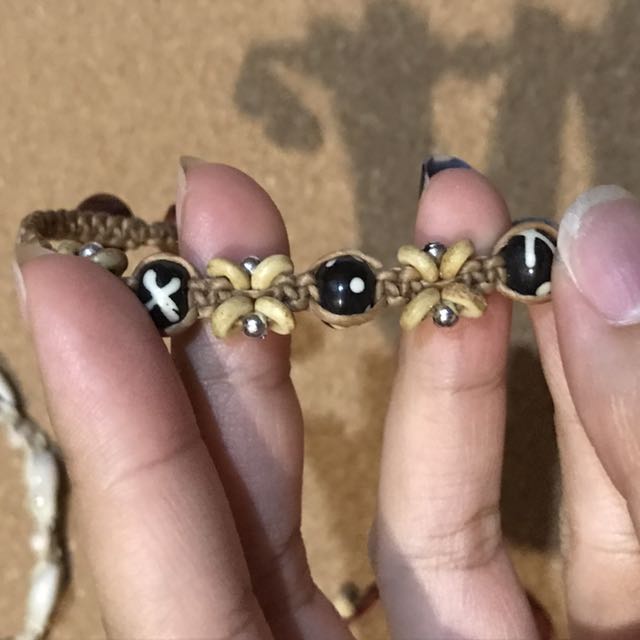 assorted seashell bracelets (Category: Bracelets) located in Singapore. Submitted by _lemonadeinc (Listing ID 153534985, Image 2). Description: super super pretty purchased overseas, never got to wear them :( please help me clear!! .