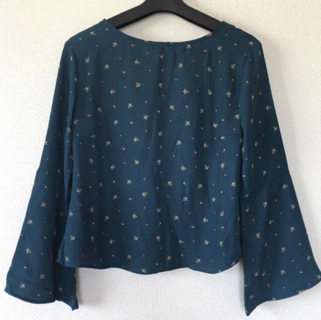 全新附吊牌lily Brown 18福袋中身上衣 她的時尚 上衣在旋轉拍賣