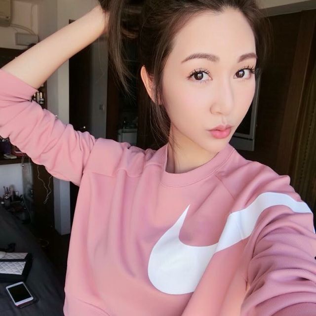 Nike versa graphic top outlet
