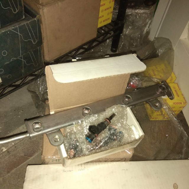 Original evo x fuel rail and injectors, 18months old, Car Accessories