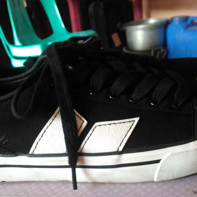 Macbeth james original size 8 Men s Fashion Footwear Sneakers