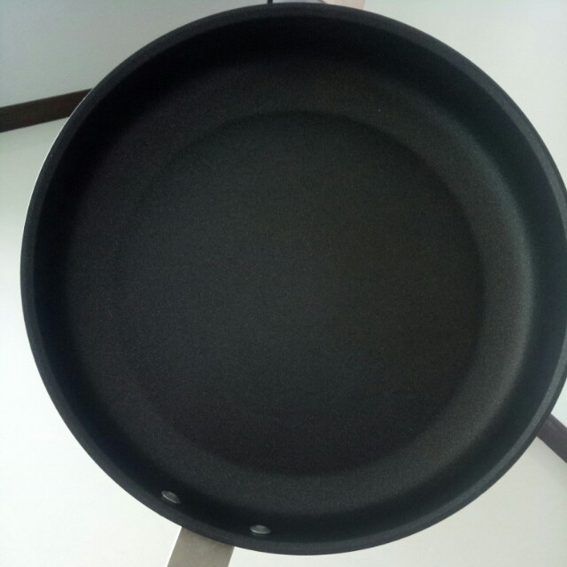IKEA Trovardig 28cm frying pan, TV & Home Appliances, Kitchen
