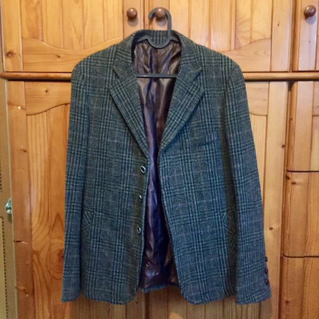 Initial wool blazer jacket （分類：外套及戶外衣服）位於 Hong Kong。 由 hhiya 提交（商品編號 147584827，圖片 1）。簡介： 嚟緊會涷放d暖褸☺️ 90%new 羊毛仿古西裝外套 有腰帶可以做到修腰效果 保暖易襯 Size 48(3) Sholder: 17" Chest: 19" Back length: 27" Sleeve: 25" Zara/polo/Ted baker/cdg/comme des garcons/Yohji Yamamoto/文青/brit/England/London/Italy/英倫/絨。