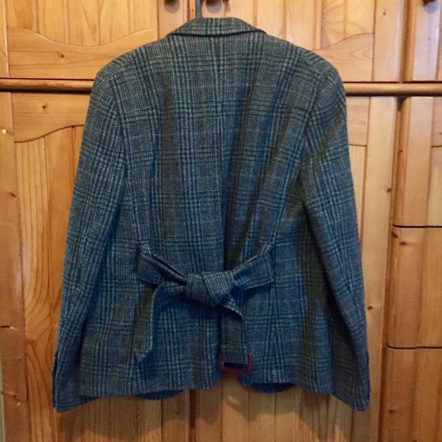 Initial wool blazer jacket （分類：外套及戶外衣服）位於 Hong Kong。 由 hhiya 提交（商品編號 147584827，圖片 2）。簡介： 嚟緊會涷放d暖褸☺️ 90%new 羊毛仿古西裝外套 有腰帶可以做到修腰效果 保暖易襯 Size 48(3) Sholder: 17" Chest: 19" Back length: 27" Sleeve: 25" Zara/polo/Ted baker/cdg/comme des garcons/Yohji Yamamoto/文青/brit/England/London/Italy/英倫/絨。