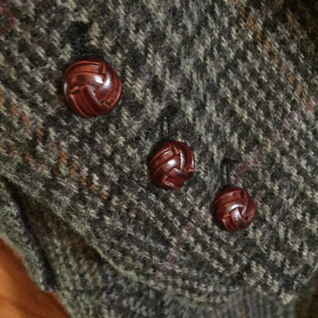 Initial wool blazer jacket （分類：外套及戶外衣服）位於 Hong Kong。 由 hhiya 提交（商品編號 147584827，圖片 3）。簡介： 嚟緊會涷放d暖褸☺️ 90%new 羊毛仿古西裝外套 有腰帶可以做到修腰效果 保暖易襯 Size 48(3) Sholder: 17" Chest: 19" Back length: 27" Sleeve: 25" Zara/polo/Ted baker/cdg/comme des garcons/Yohji Yamamoto/文青/brit/England/London/Italy/英倫/絨。