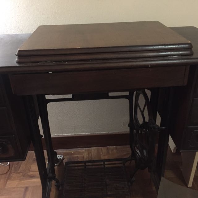 Singer Antique Sewing Machine Console Side Table, Hobbies & Toys