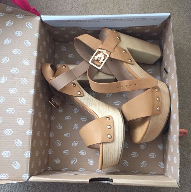 spring platform (Category: Shoes) located in North York. Submitted by manelm (Listing ID 154023419, Image 1). Description: new in box size 6.5 .