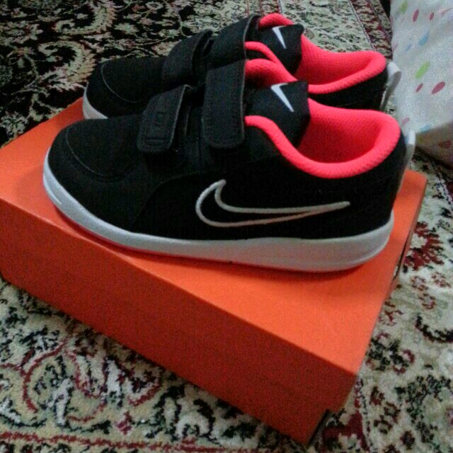 nike black pink shoes