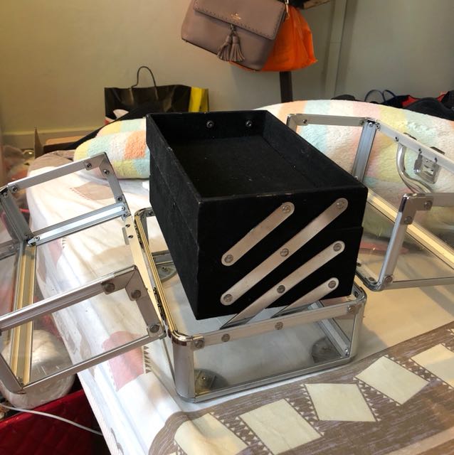 Makeup box (Category: Makeup) located in Singapore. Submitted by zeeee (Listing ID 154288908, Image 2). Description: Makeup box. .