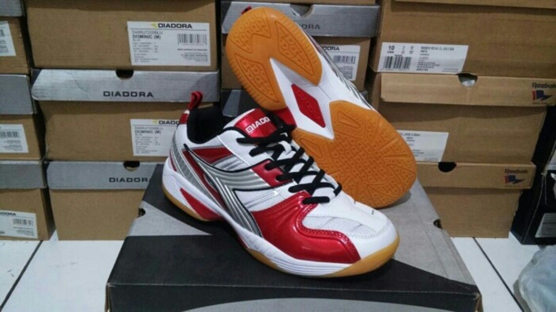 Diadora badminton hot sale