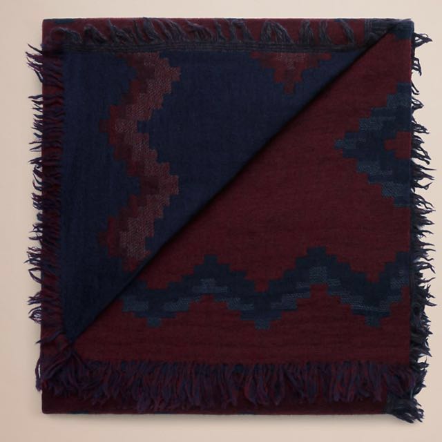 Aritzia blanket scarf shrunk a bit Women s Fashion Accessories