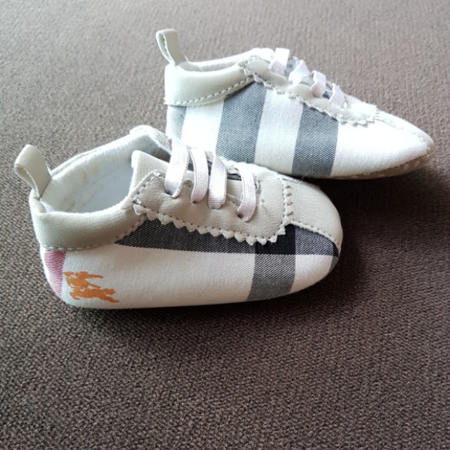 burberry baby shoe