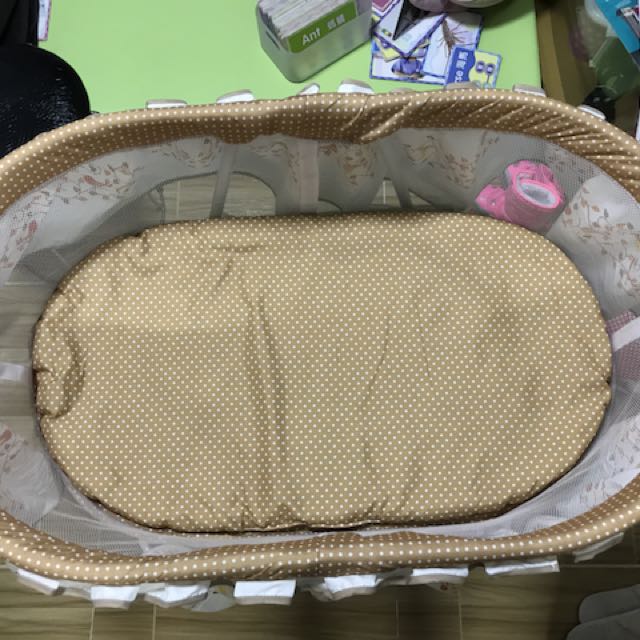 BB床 （分類：兒童傢具 - 小童床）位於 Hong Kong。 由 carashop 提交（商品編號 154182233，圖片 2）。簡介： 只供訂購 36寸長，20寸闊，31寸高 底腳活動式轉動，可搖可唔搖， 太子自取 。