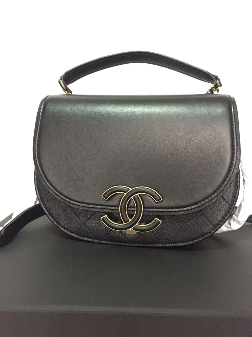 Chanel Coco Curve Flap small bag (21cm), 名牌, 手袋及銀包- Carousell