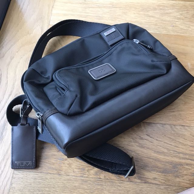 TUMI Lester Crossbody Bag used 2 times only Men s Fashion Bags