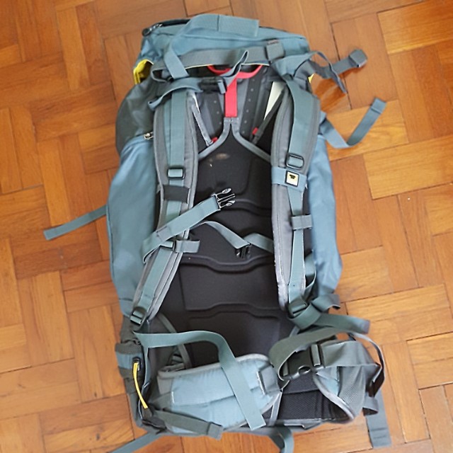 Backpack (Category: Hiking & Camping) located in Singapore. Submitted by asherling (Listing ID 154894166, Image 2). Description: Barely used Original Mountainsmith Backpack for mountain climbing, backpacking and hiking camps Bought for Europe backpack trip but never used ever since. My loss is your gain..