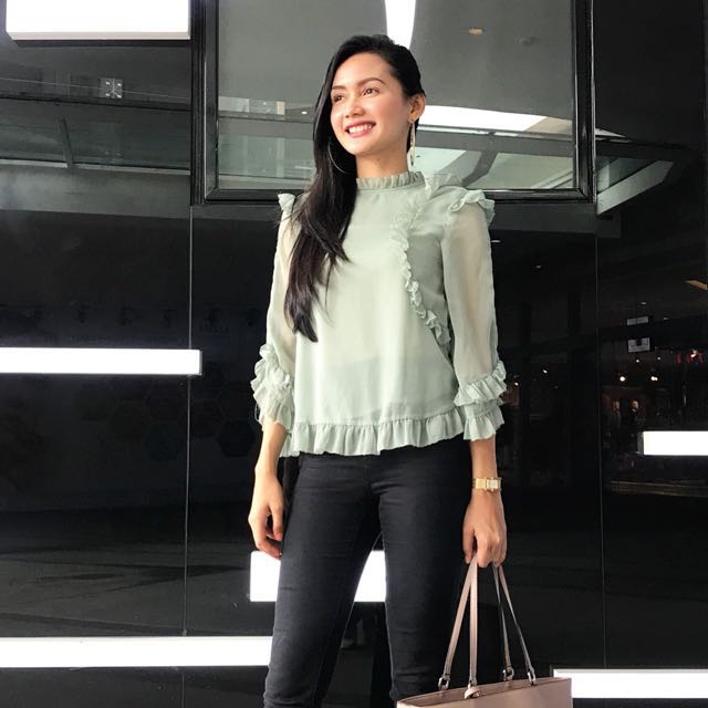 H&m ruffle top clearance