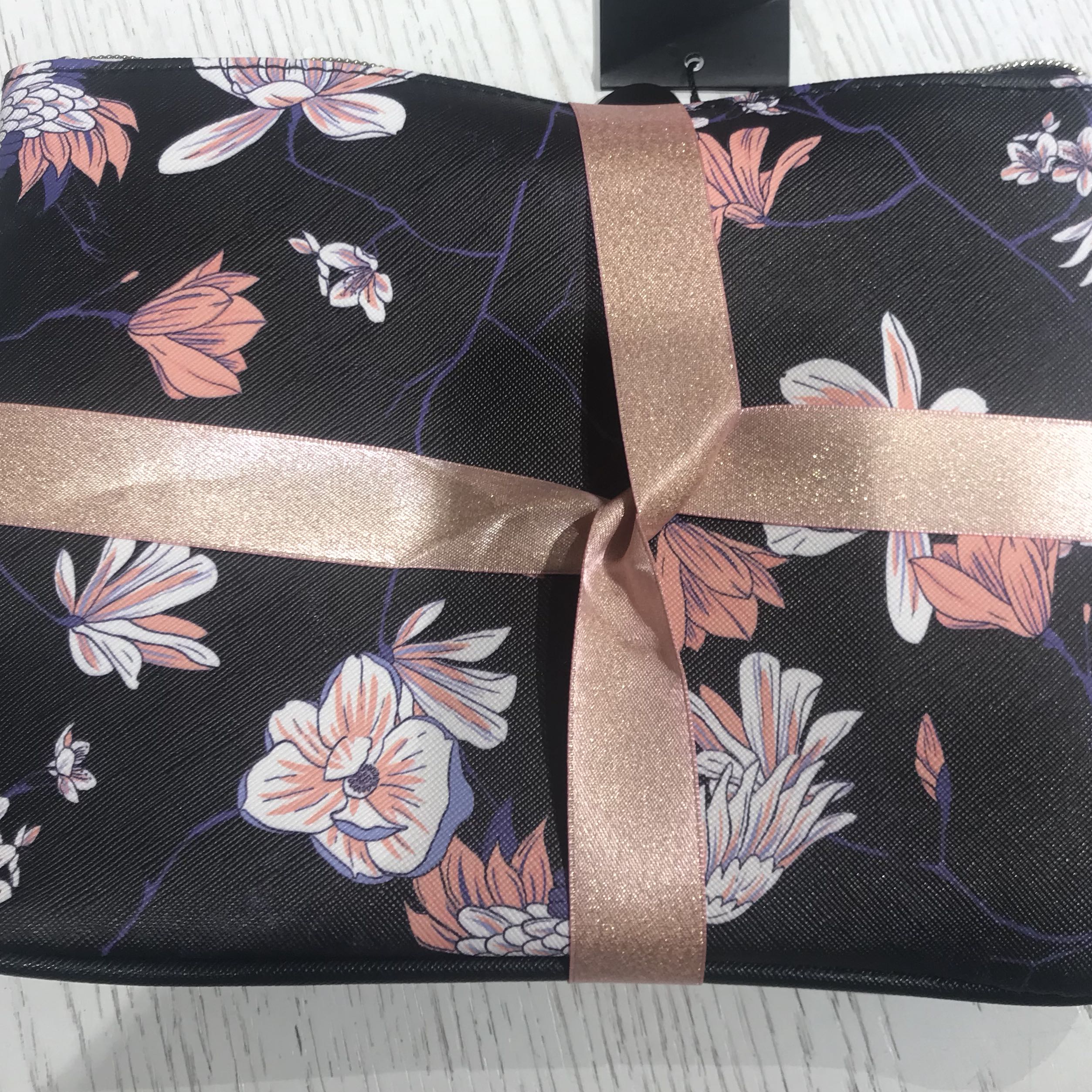Pouch (Category: Purses & Pouches) located in Singapore. Submitted by graceeevalle (Listing ID 154914744, Image 2). Description: .