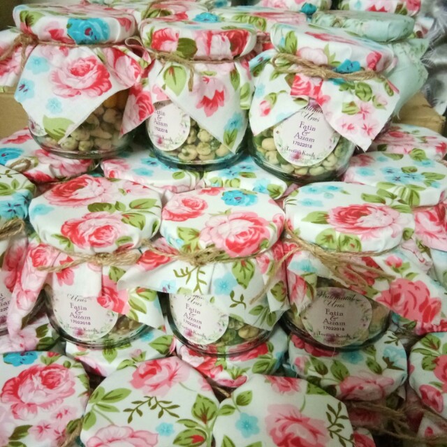 Doorgift (Category: Gift Baskets & Hampers) located in Kuala Lumpur. Submitted by houseofmi (Listing ID 155139853, Image 2). Description: Pre order doorgift.Nuts/Marshmallow/Candy/Handmade choc chips/Macaroons and others.Price is nego within your budget.