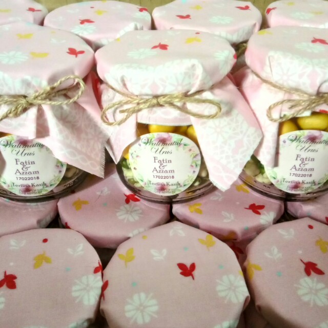 Doorgift (Category: Gift Baskets & Hampers) located in Kuala Lumpur. Submitted by houseofmi (Listing ID 155139853, Image 3). Description: Pre order doorgift.Nuts/Marshmallow/Candy/Handmade choc chips/Macaroons and others.Price is nego within your budget.