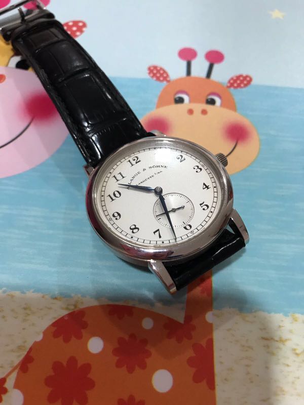 Il est l'or.. Lange_1815_36mm_platinum_model_206025_on_hold_1519025068_7c76c3e5