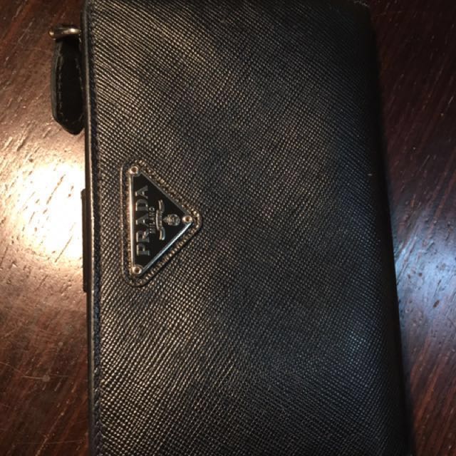 Prada 中size 銀包 （分類：手袋及銀包）位於 Hong Kong。 由 yokocherry 提交（商品編號 124474931，圖片 1）。簡介： 如圖，黑色，Prada 正貨，85%新, 有盒有咭有單 。