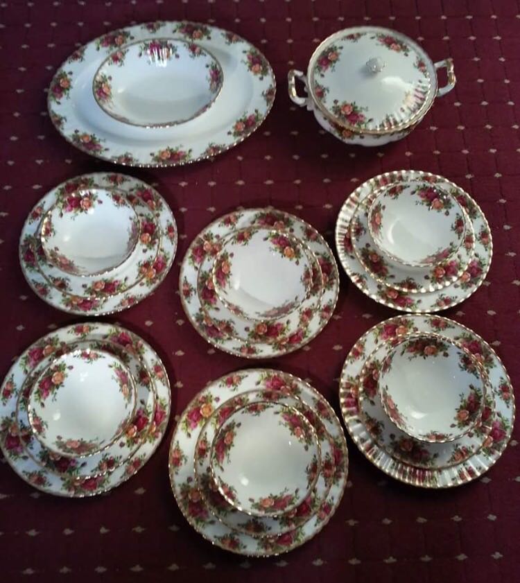 Royal Albert Dinner Set, Furniture & Home Living, Kitchenware & Tableware, Dinnerware & Cutlery