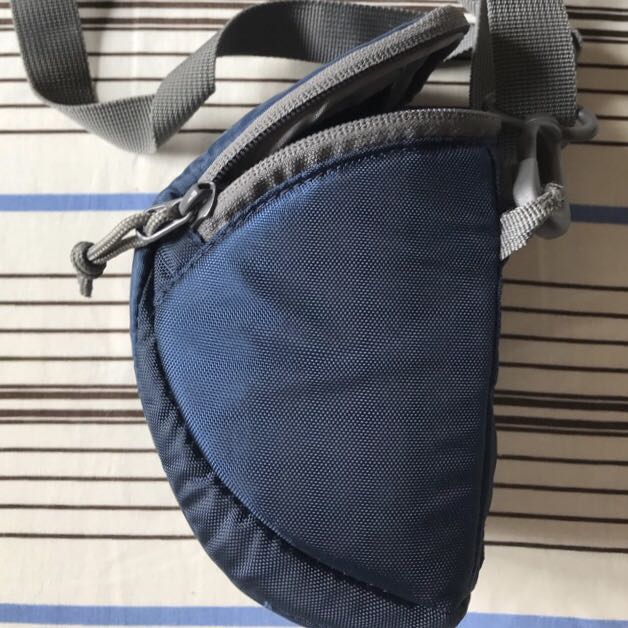 Camera bag (Category: Camera Bags & Carriers) located in Pasig City. Submitted by simplyvers (Listing ID 130968379, Image 3). Description: .