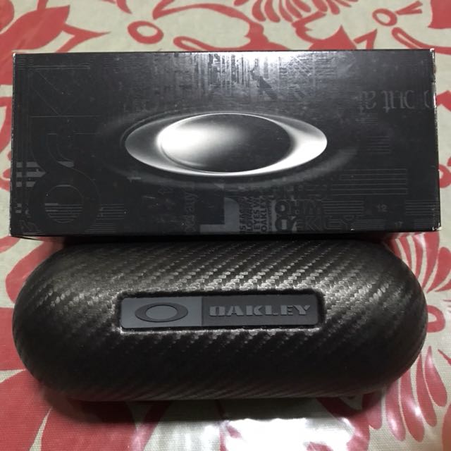 Oakley Large Carbon Fiber Case, Men's Fashion, Watches & Accessories
