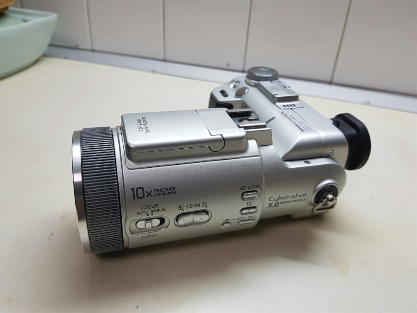 sony cybershot dscf717 5.0 mp digital camera, Photography, Cameras on