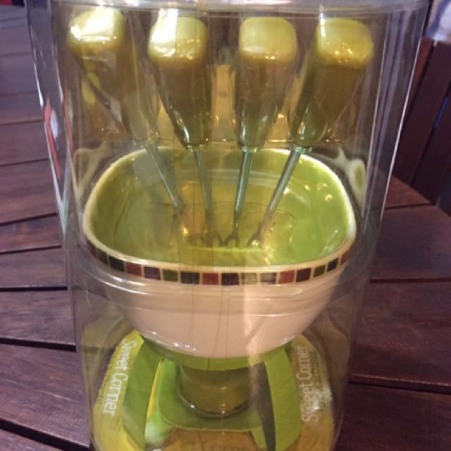 Chocolate Fondue (Category: Bakeware) located in Pasig City. Submitted by karenf71 (Listing ID 133678304, Image 2). Description: Bought but never used.Kiwi colored fondue for small gatherings.No more box..