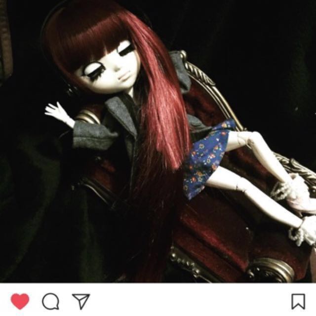 Pullip-009 （分類：手辦雕像）位於 Hong Kong。 由 magic_bomi 提交（商品編號 154401821，圖片 2）。簡介： 有企架 有官盒 官配 心意嫁妝 圖二為私養圖 原裝身出 求住好人家接走🙏🏿。