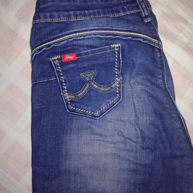 Auth Bny Jeans (Category: Jeans) located in Quezon City. Submitted by mispi (Listing ID 155986898, Image 2). Description: Bny jeans. Size 29 strechable. In excellent condition. Rfs: I already gained weight. No haggling please😑.