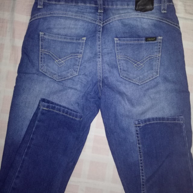 Auth Freego jeans (Category: Jeans) located in Quezon City. Submitted by mispi (Listing ID 156021046, Image 3). Description: In excellent condition. No flaws. Size27 Rfs: I already gained weight. No haggling please😑.