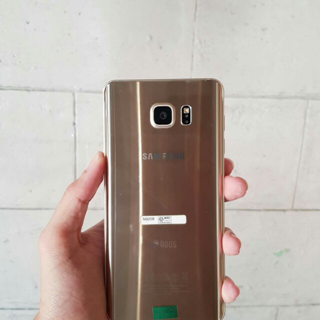Samsung Note 5 (Category: Samsung) located in Mandaluyong City. Submitted by junard18 (Listing ID 155990977, Image 2). Description: Samsung Galaxy Note 5 (Platinum Gold) For sale 4gb RAM 32GB Dual sim With 3 cases na kasama: Power case Clear view Leather May kasama na rin samsung level bluetooth headset. Good condition.