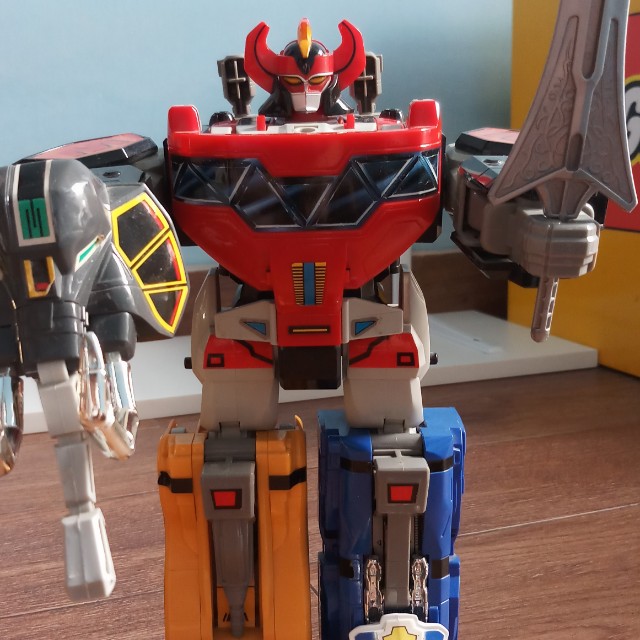 mainan power rangers megazord