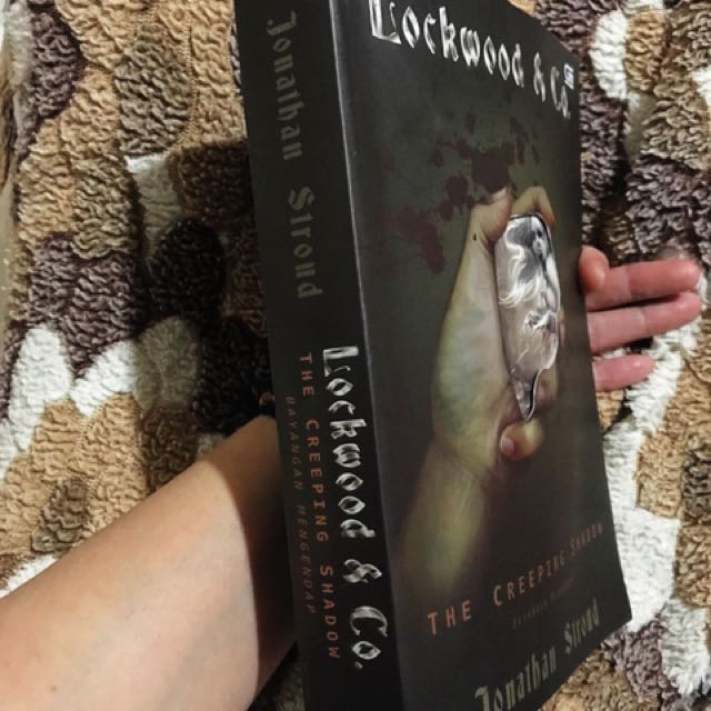 The Creeping Shadow By Jonathan Stroud Terjemahan Bahasa Indonesia Buku Alat Tulis Buku Di Carousell